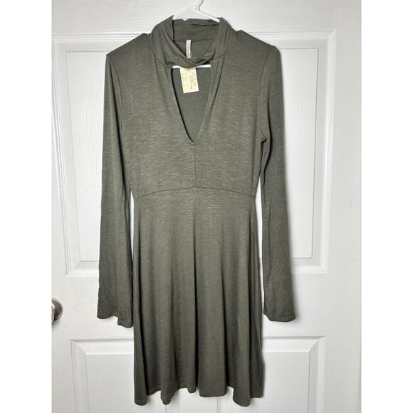 NWT Solemio Hunter Green Dress With Bell Sleeve Cuffs Size Large - Picture 1 of 5